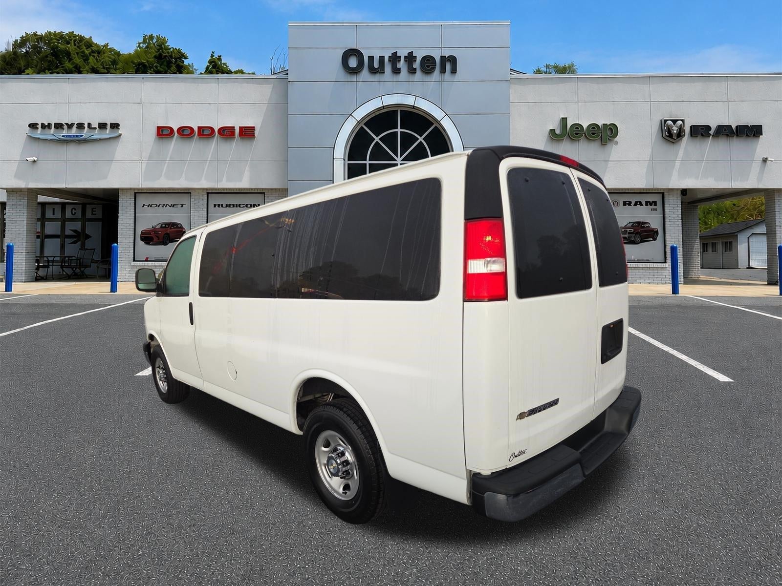 2020 Chevrolet Express Passenger 3500 Regular Wheelbase Rear-Wheel Drive 1LT