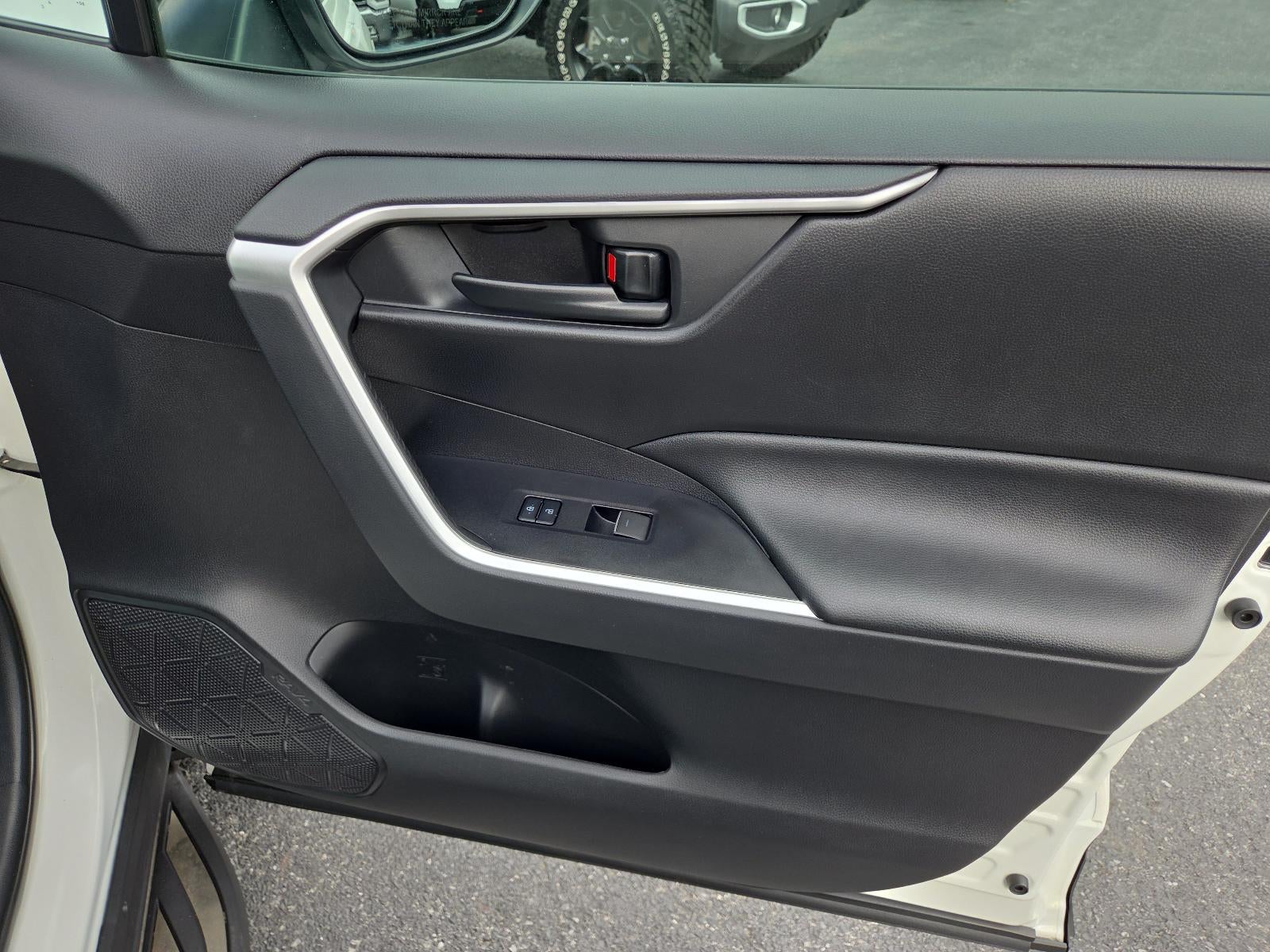2019 Toyota RAV4 LE AWD (Natl)
